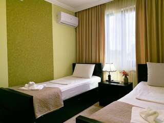 Отель Garden Hotel Кутаиси Бюджетный двухместный номер с 2 отдельными кроватями-1