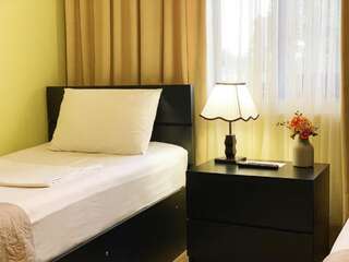 Отель Garden Hotel Кутаиси Бюджетный двухместный номер с 2 отдельными кроватями-2