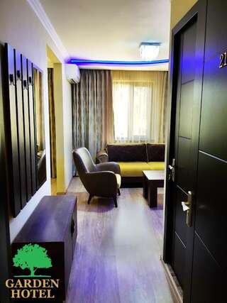 Отель Garden Hotel Кутаиси Бюджетный двухместный номер с 1 кроватью или 2 отдельными кроватями-8