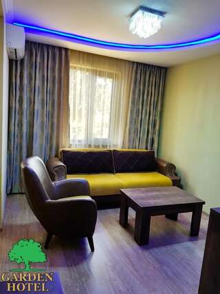 Отель Garden Hotel Кутаиси Бюджетный двухместный номер с 1 кроватью или 2 отдельными кроватями-9